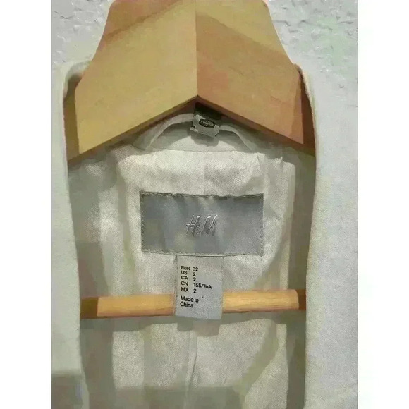 H&M White Blazer SZ 2 - Picture 2 of 3